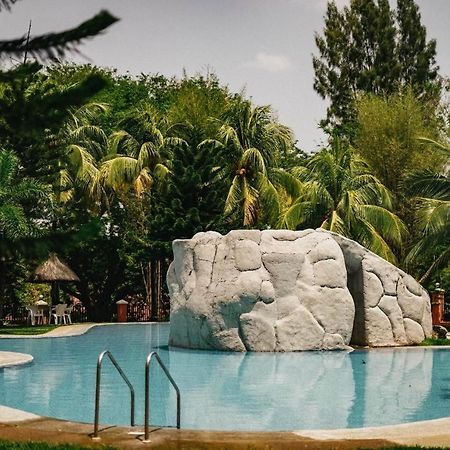 Emerald Manor Hotel Olongapo Buitenkant foto